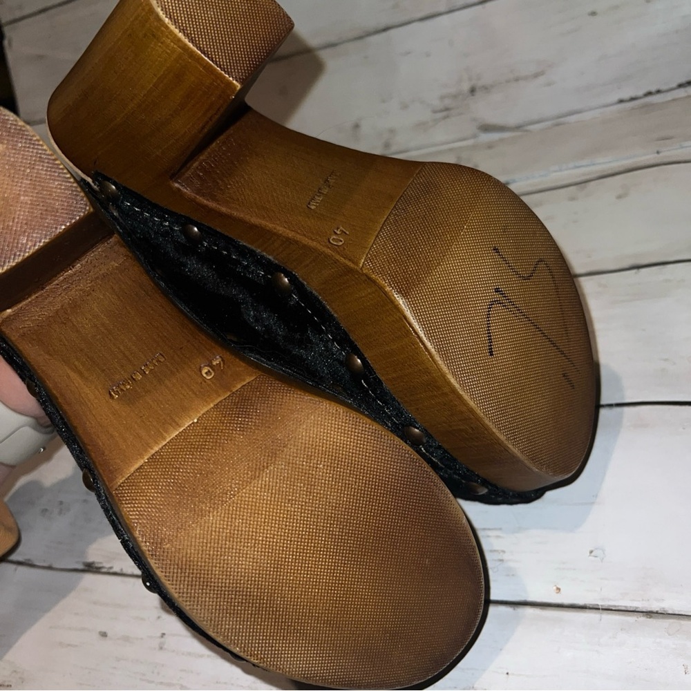 🖤Sbicca Black Velvet Clogs with Wooden Heel🖤 - Picture 5 of 5